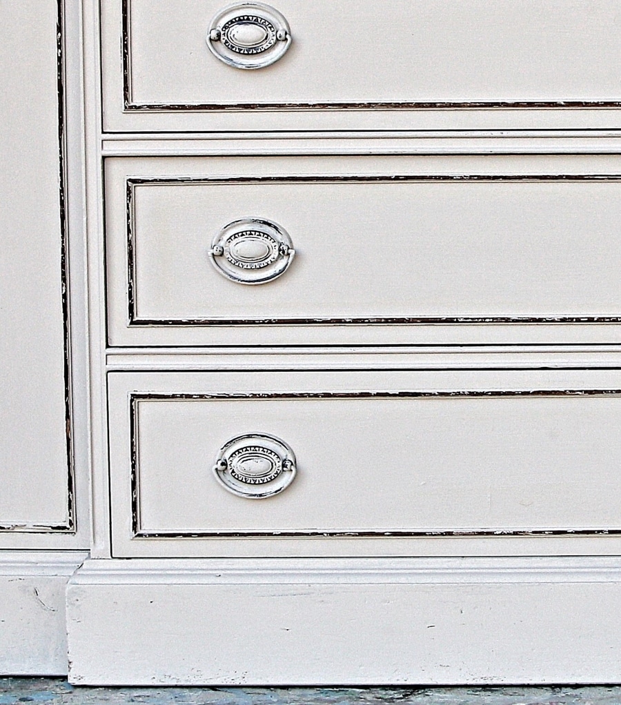 how to distress paint with Clorox wipes