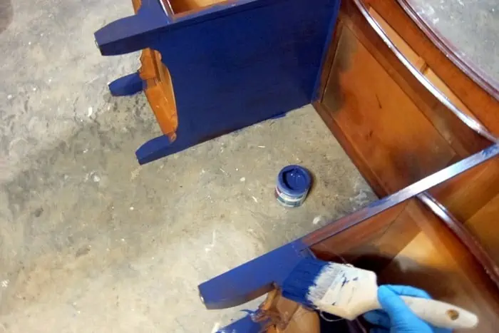 the best way to paint a desk
