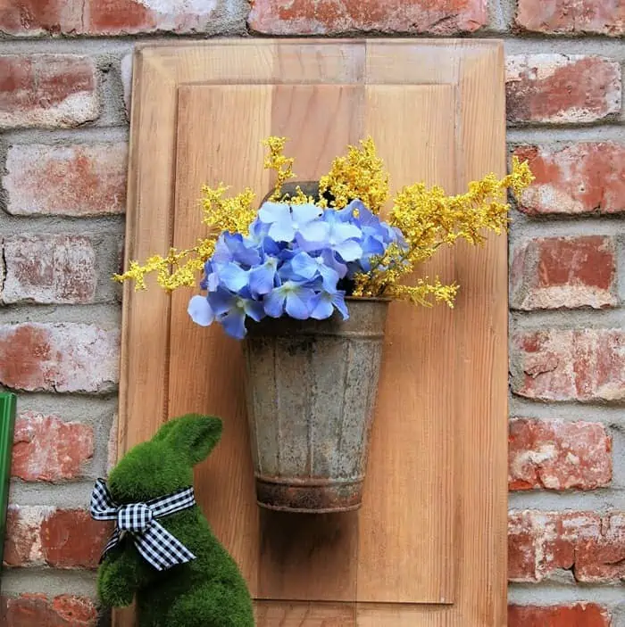 Hang a bucket of flowers on an old cabinet door (4)