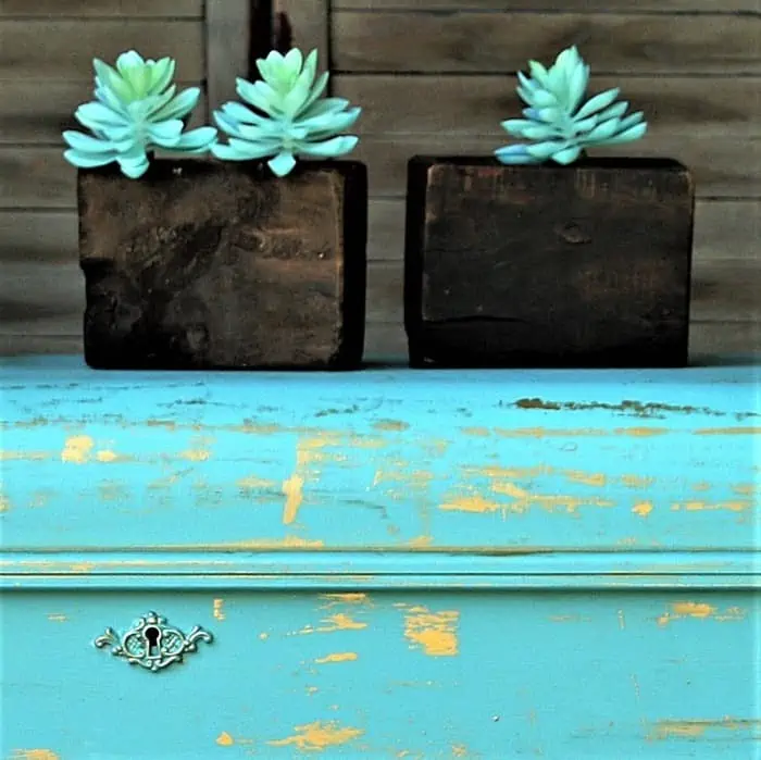 How to use metallic gold paint to highlight a painted cedar chest