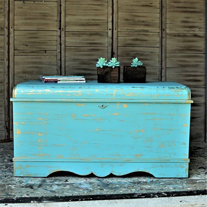 the easy way to add metallic accents to painted furniture (2)