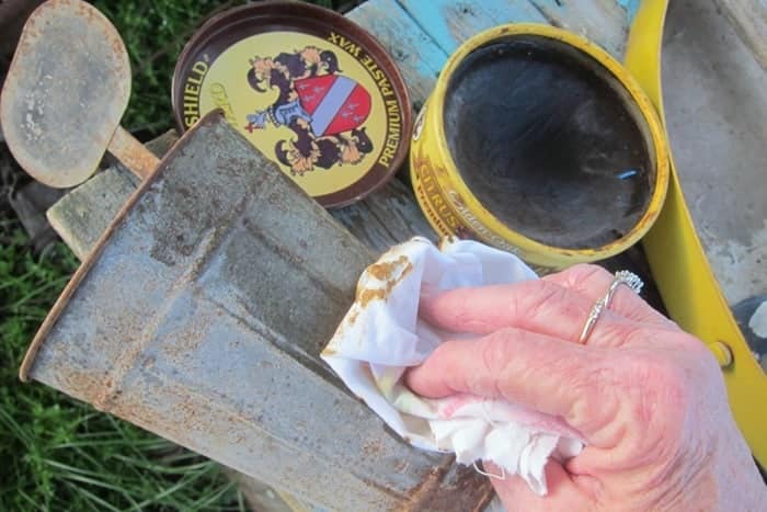 use dark wax to protect rust