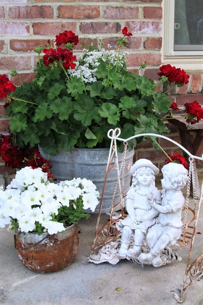 use lawn statues in Spring porch decorations