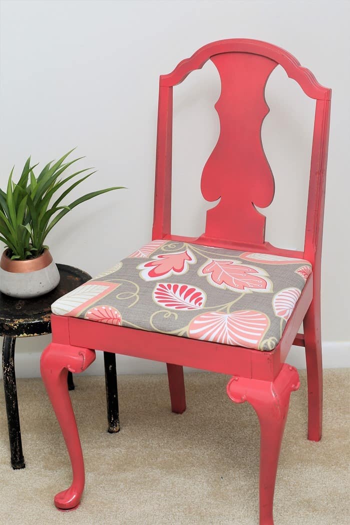 spray paint a chair and cover the seat with new fabric (2)