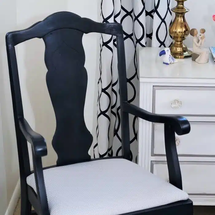 spray paint a wood chair with navy spray paint from Rustoleum (2)