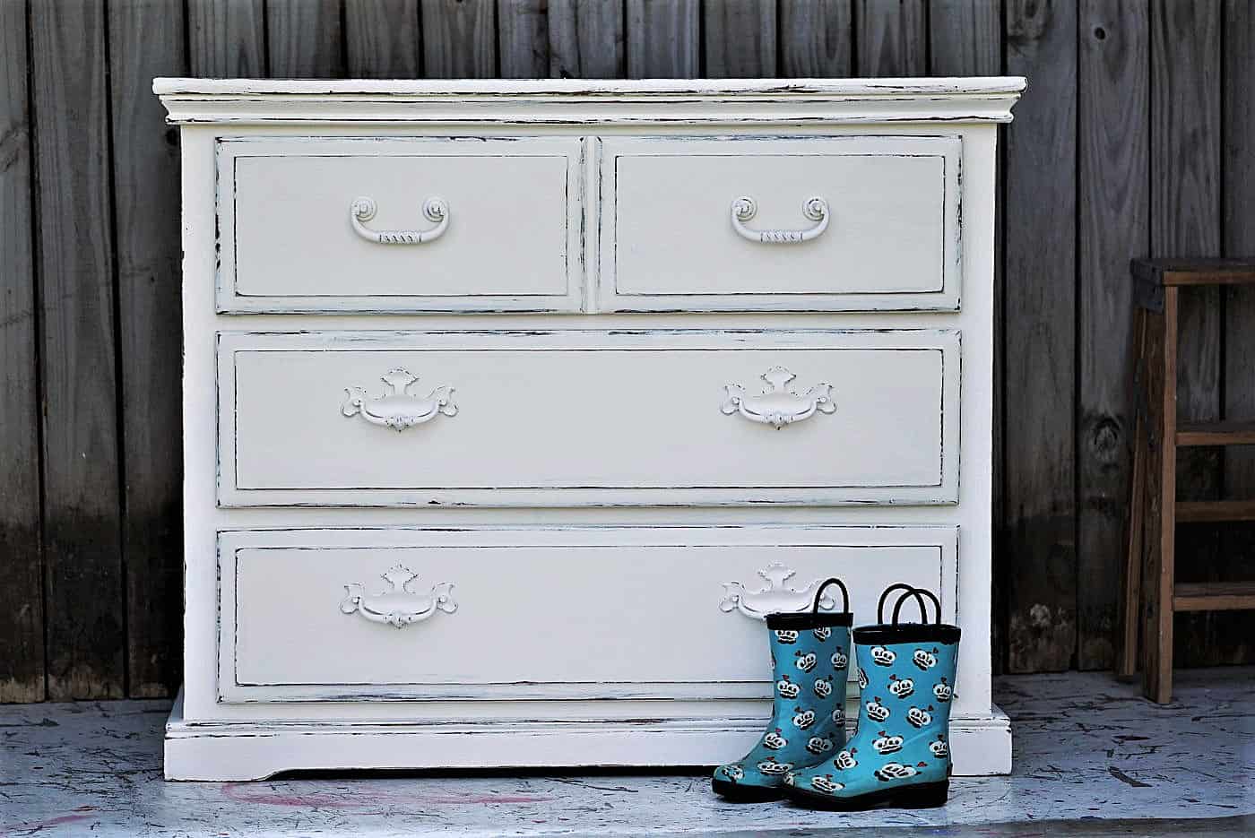 How to Chalk Paint Furniture White