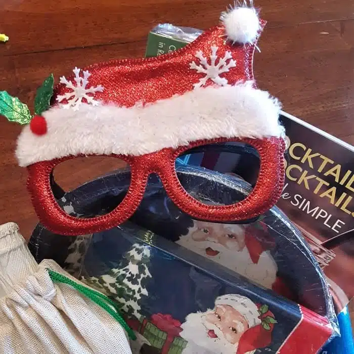 How to put a Dollar Tree Christmas Gift Basket together (12)