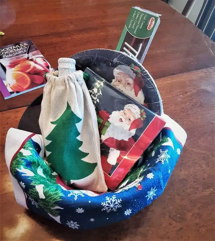 How to put a Dollar Tree Christmas Gift Basket together (13)