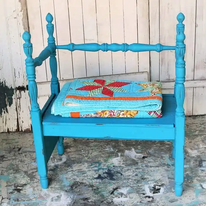 paint a twin headboard bench with Dixie Bell Paint color Peacock a beautiful blue