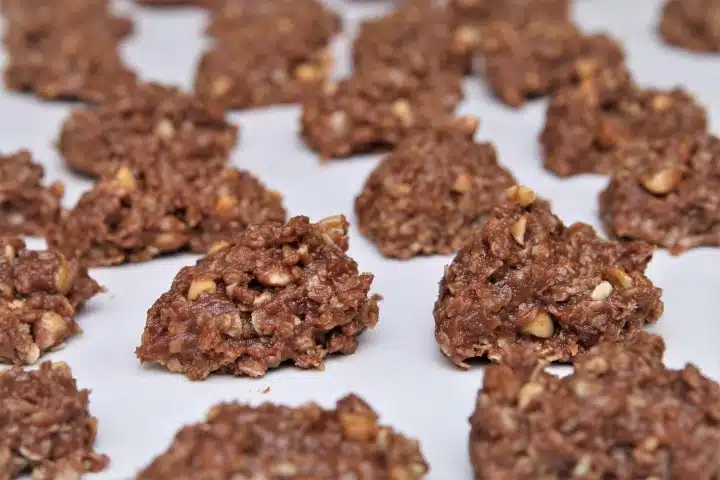 how to make no bake cookies with peanut butter and chocolate