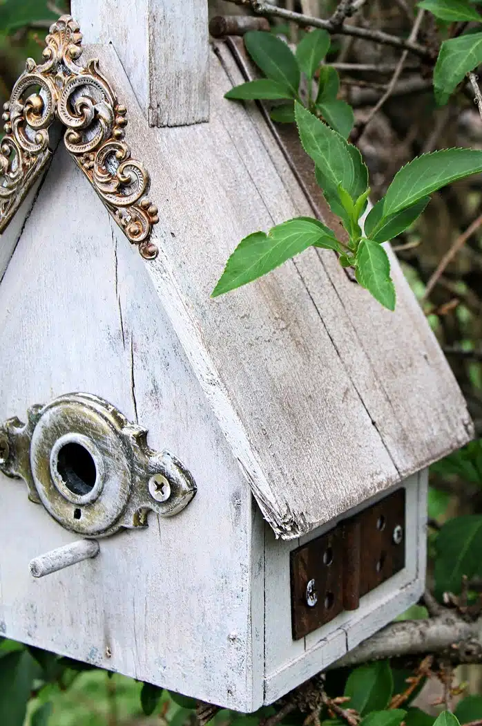 How to paint and decorate an old birdhouse