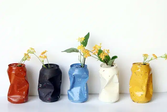 How to upcycle aluminum cans into vases