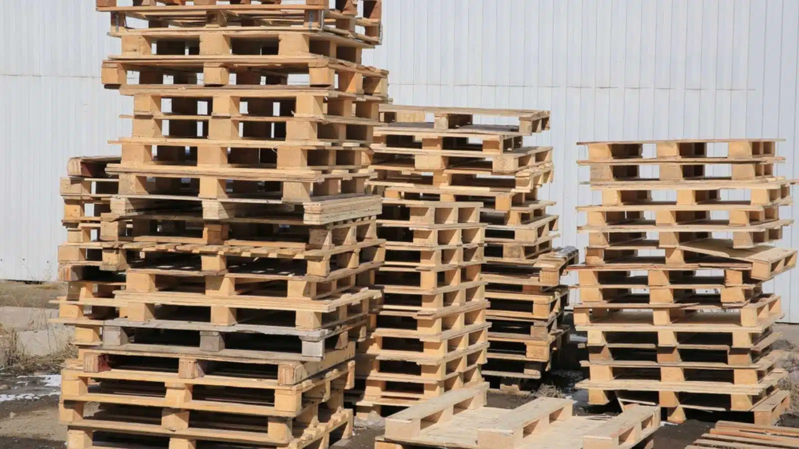 wooden pallets for transporting building materials