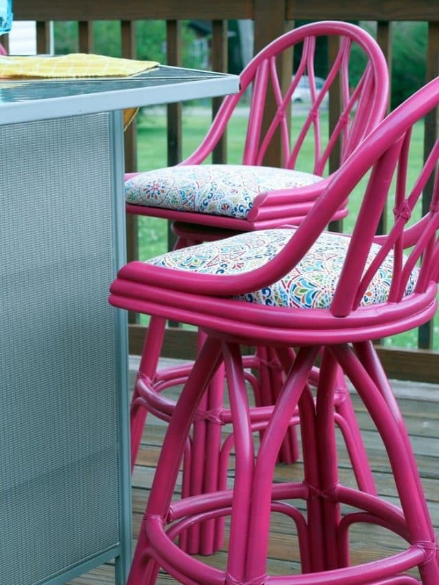 HOW TO SPRAY PAINT BAMBOO BARSTOOLS AND RECOVER THE SEATS Story