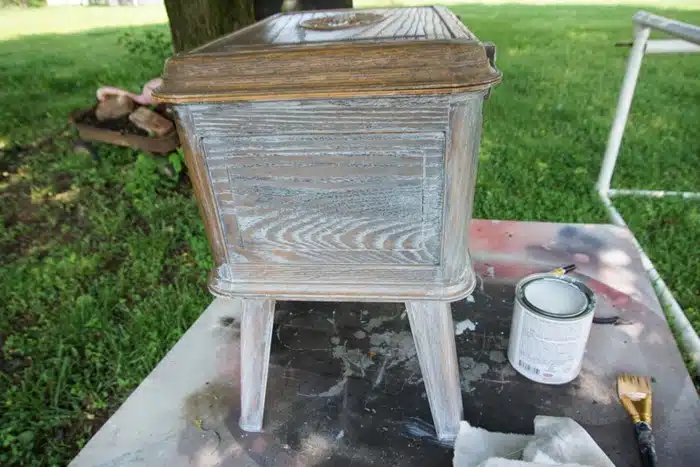 wood grain on plastic furniture can be painted