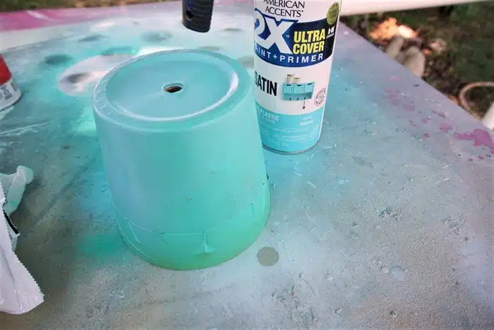 spray paint pots using two paint colors (2)