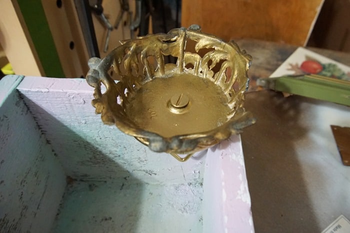 find unique ways to spray paint small hanging items