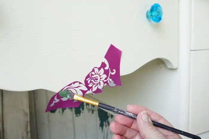 how to apply paint to a silkscreen stencil