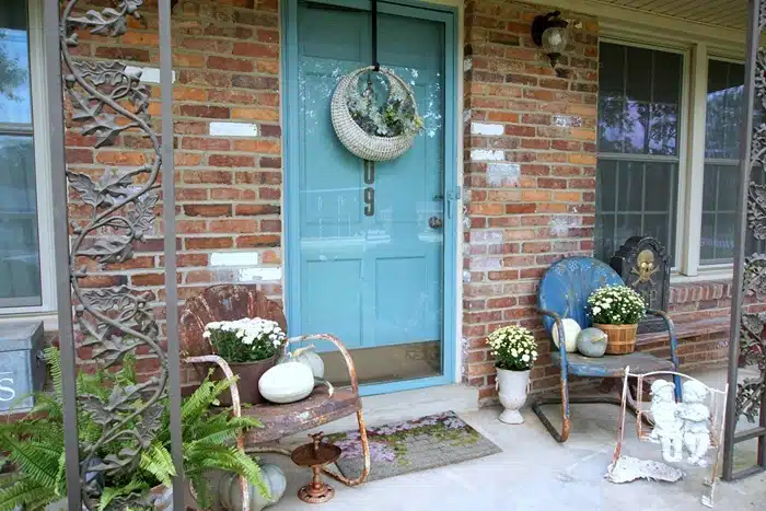 Decorate your front porch with rustic Fall decor (9)