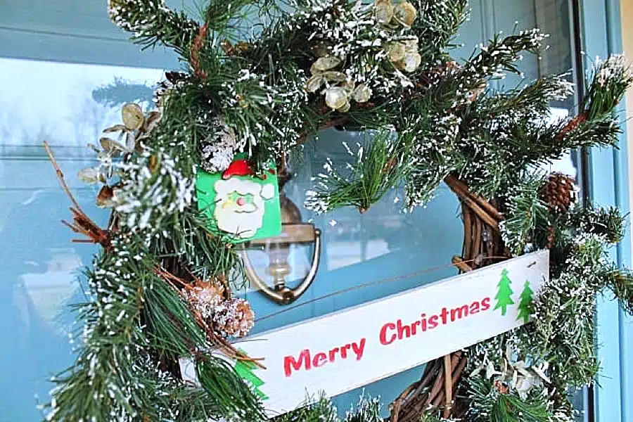make a Christmas wreath yourself