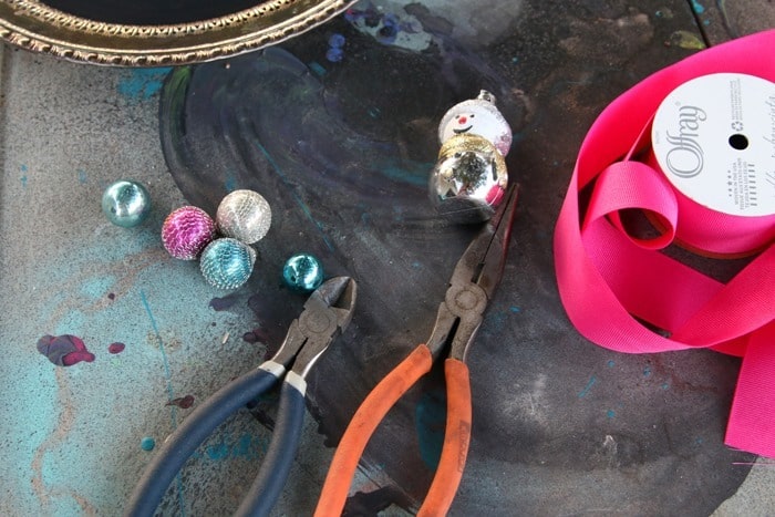 make a silver plate chalkboard wreath (8)