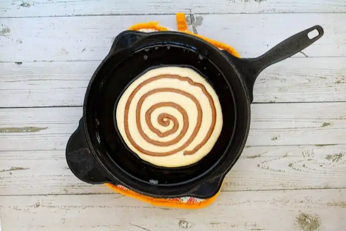 how to make the swirl in cinnamon roll pancakes