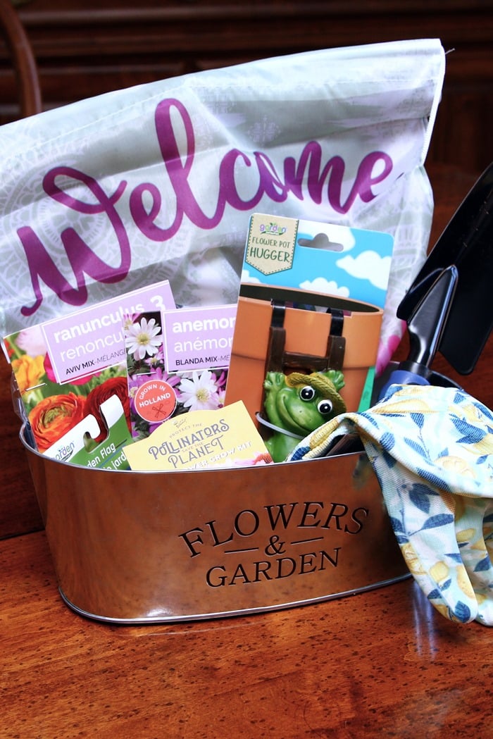 Dollar Tree Gift Basket for Gardeners 20