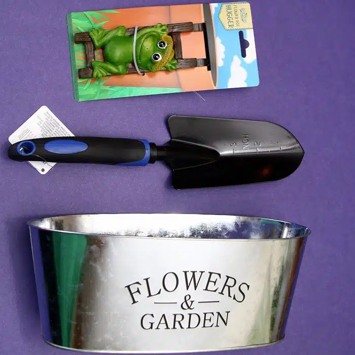 Dollar Tree Gift Basket for Gardeners (2)