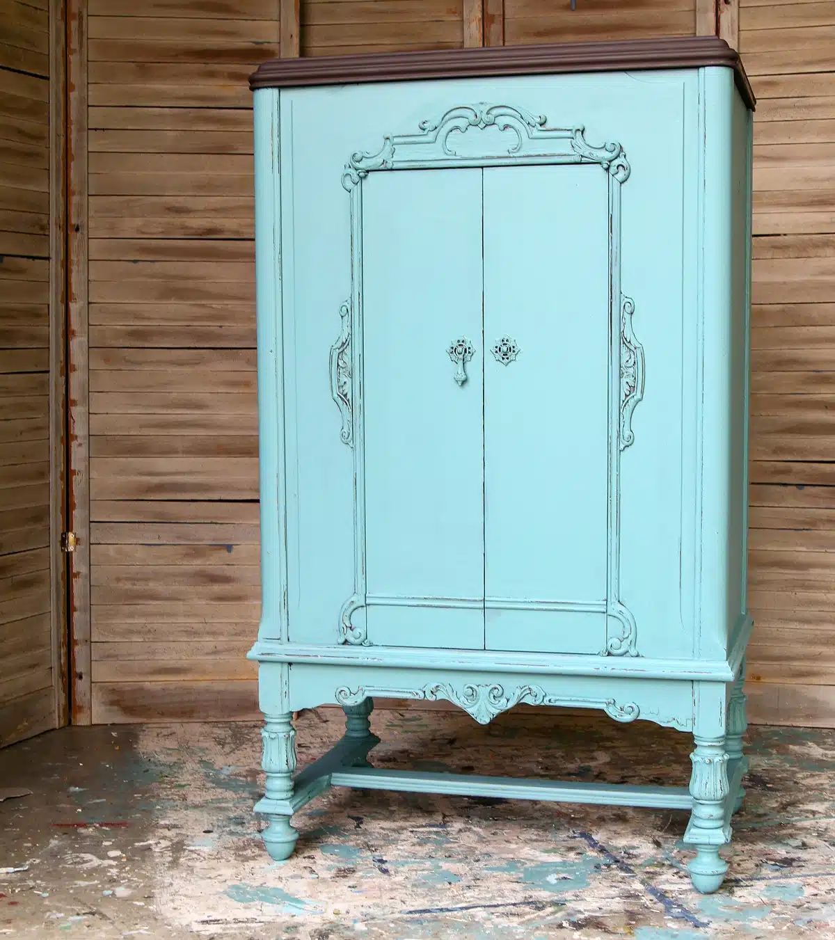 How to paint vintage furniture with latex paint and distress with wet wipes