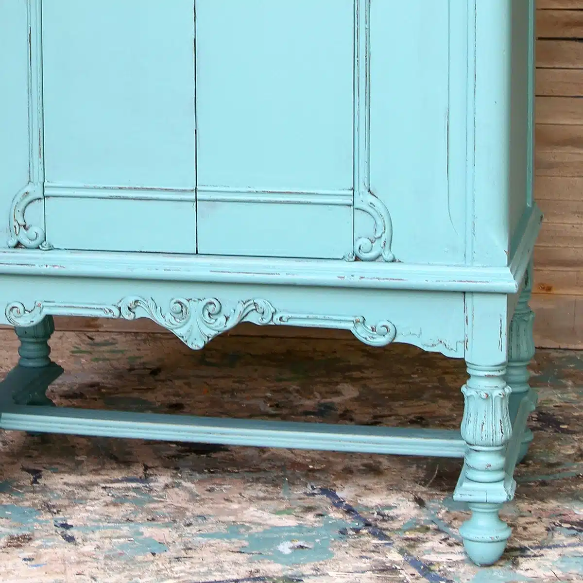 Vintage Furniture Makeover: Latex Paint and Wet Wipes Distressing