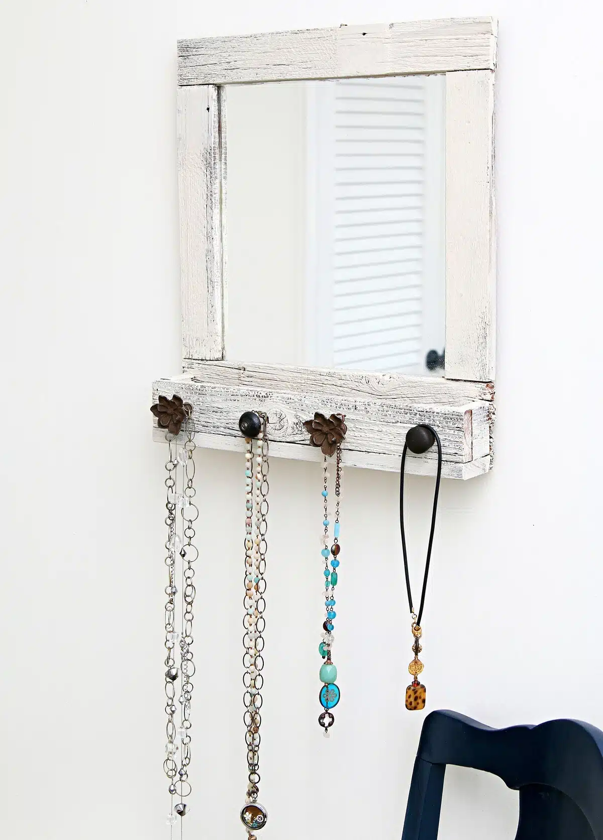 how to paint a wood mirror and add jewelry hangers