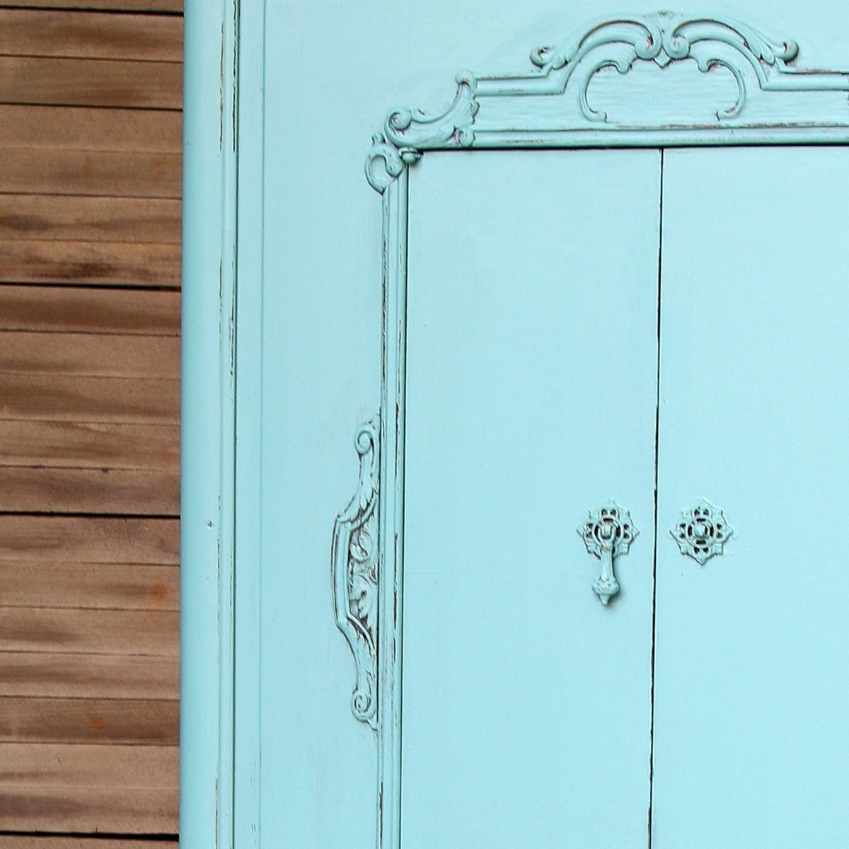 wet distress latex paint for vintage furniture makeovers