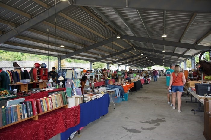 Nashville Flea Market Shopping With Petticoat Junktion (10)