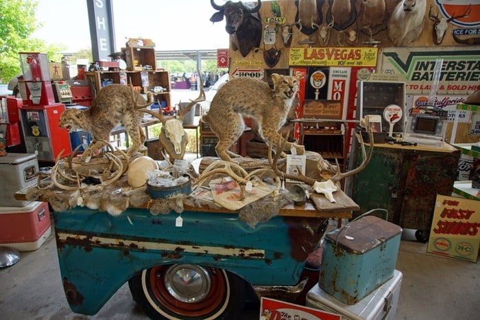 Nashville Flea Market Shopping With Petticoat Junktion (12)