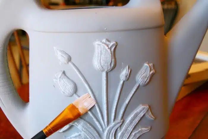 dry brush painting plastic decor with white paint (3)