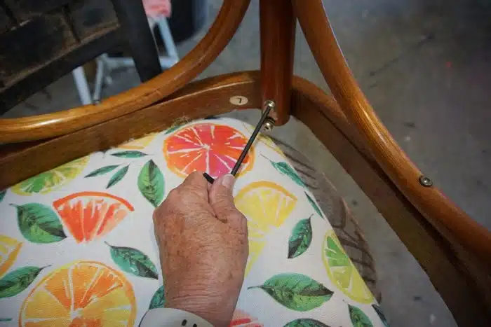 how to spray paint bar stools (5)