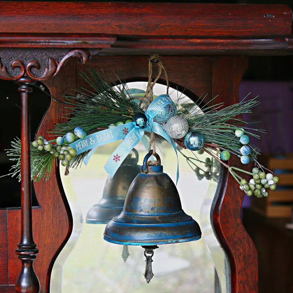 make a hanging Christmas bell