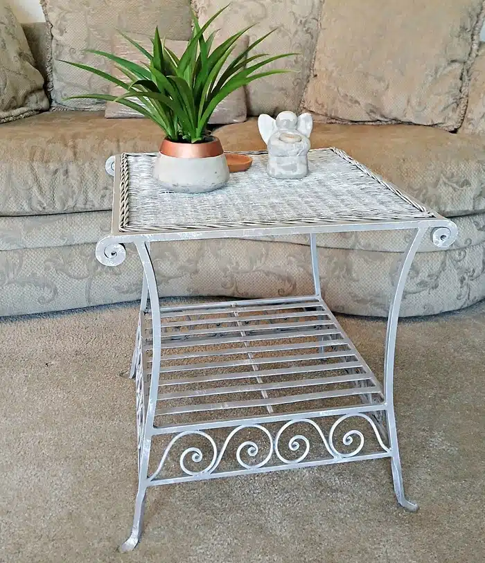 how to paint a wicker and metal side table and dry brush with white paint