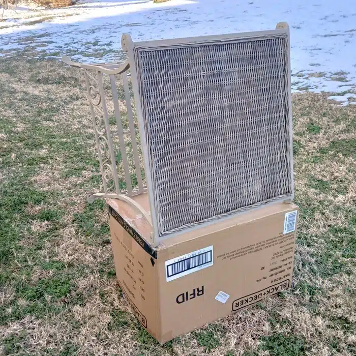 painting a wicker table with spray paint 1