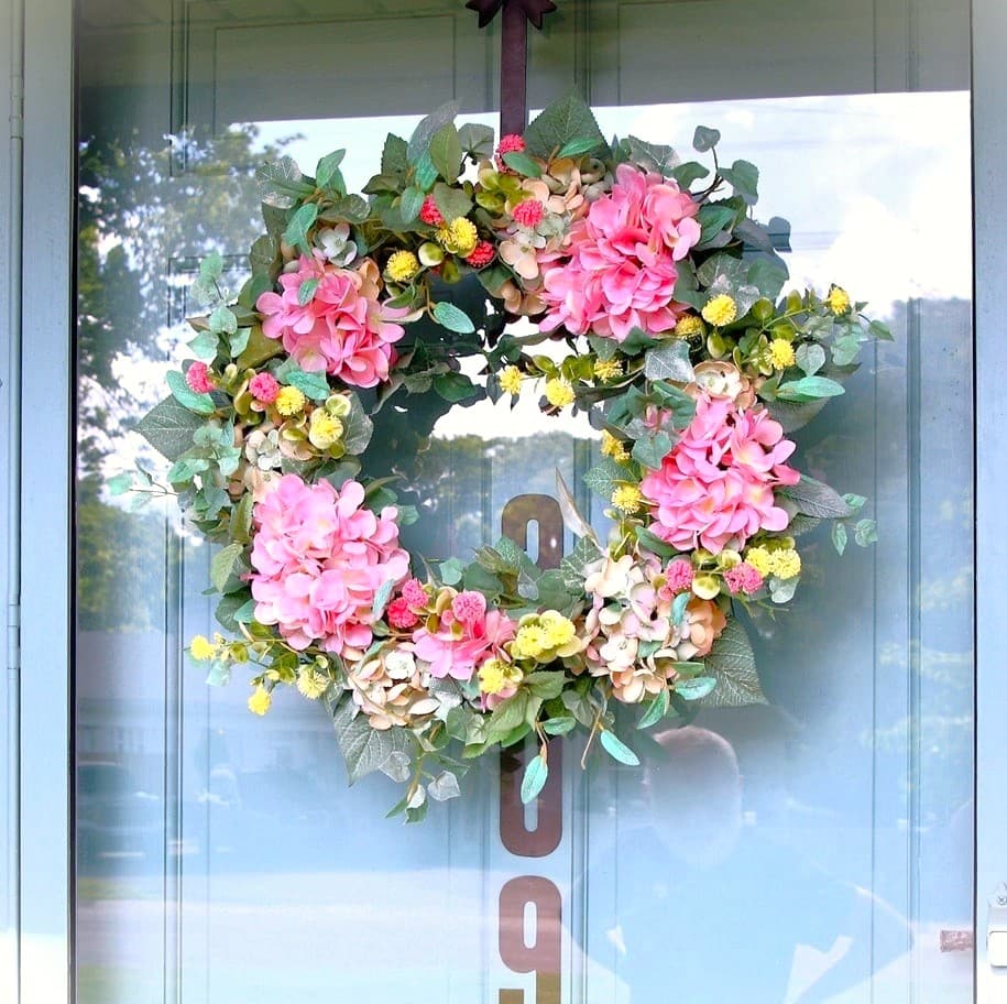 how to upcycle a thrift store wreath by adding new flowers