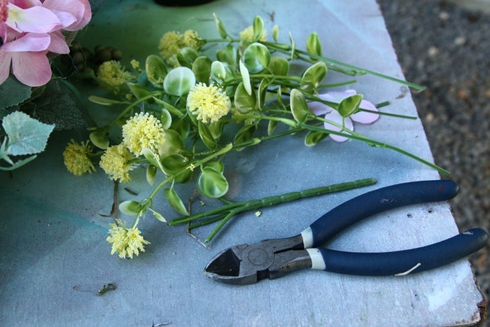 how to upcycle a thrift store wreath into an amazingly creative home deocr piece for your front door (1)