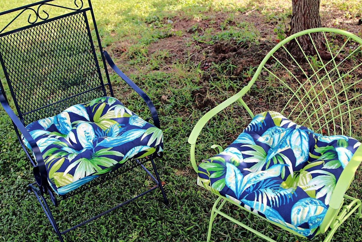 how to refresh outdoor furniture with spray paint
