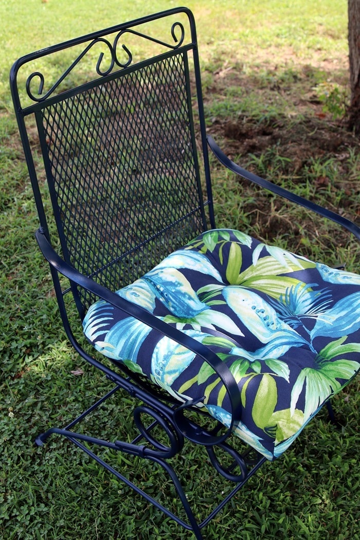 how to refresh outdoor wrought iron furniture with spray paint (3)