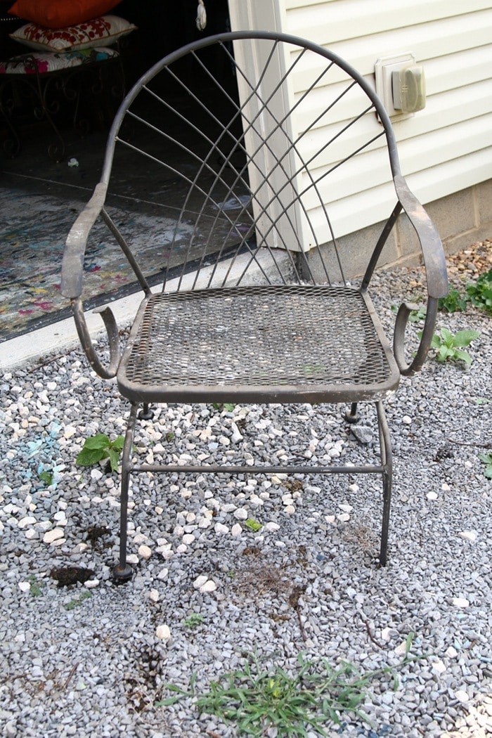 old iron furniture refreshed with spray paint (2)