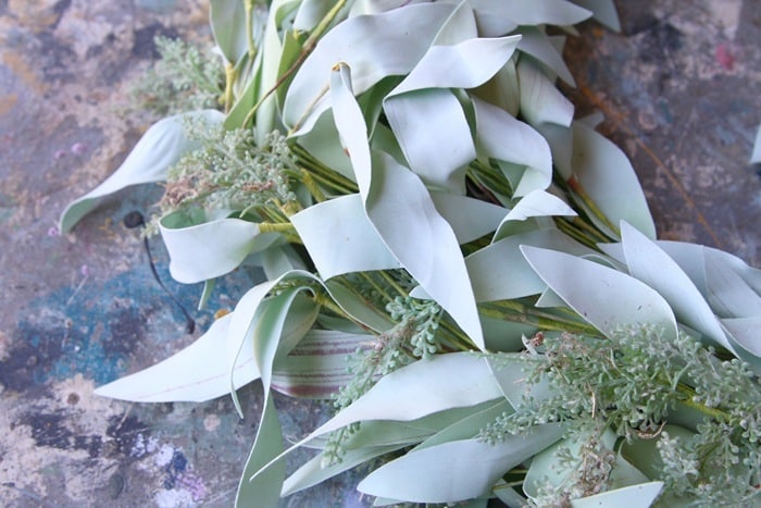 how to refresh a thrift store wreath with new flowers (1)