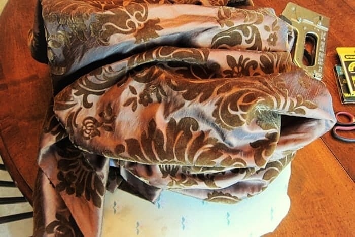 how to upcycle a curtain into a seat cover
