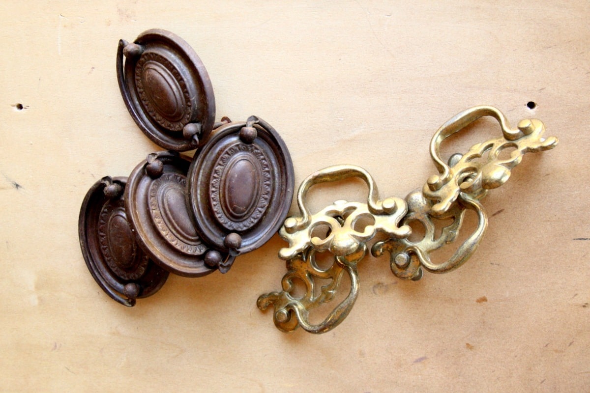 selecting the proper drawer pulls for furniture