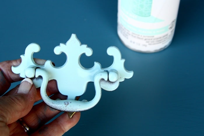 how to paint furniture drawer pulls (2)