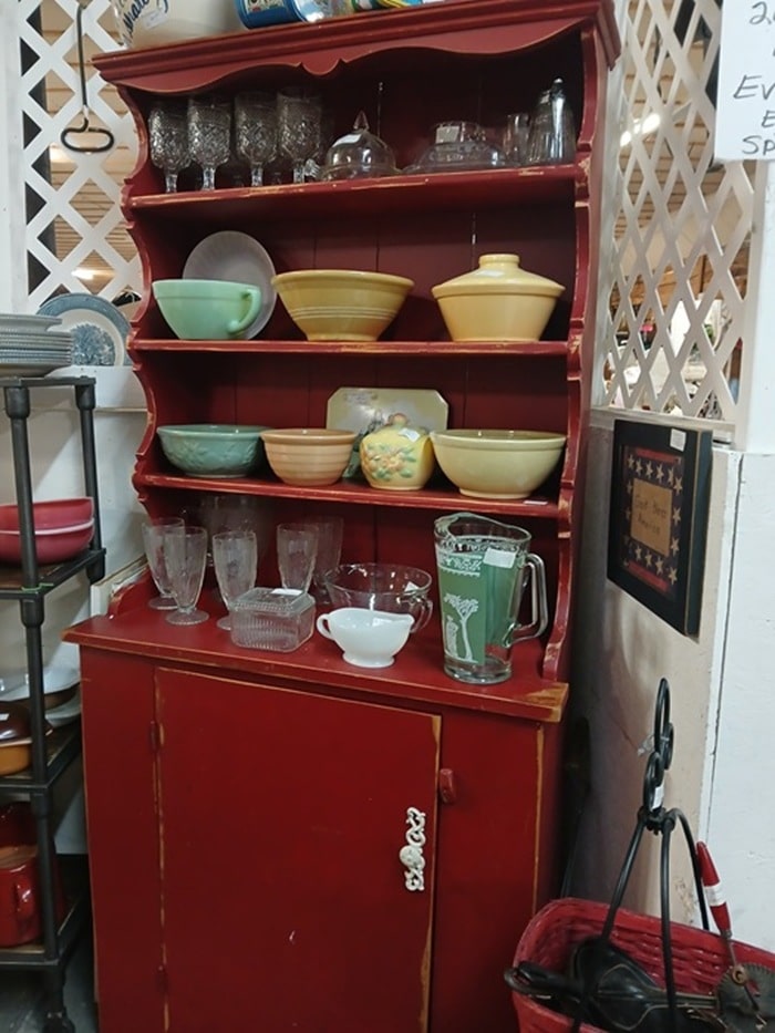 shopping at the Southern Kentucky Flea Market with Petticoat Junktion in Guthrie Kentucky (16)