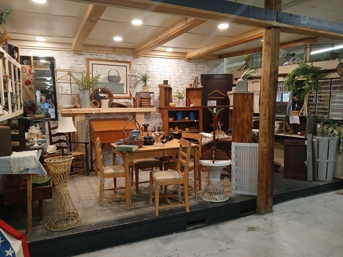 shopping at the Southern Kentucky Flea Market with Petticoat Junktion in Guthrie Kentucky (20)